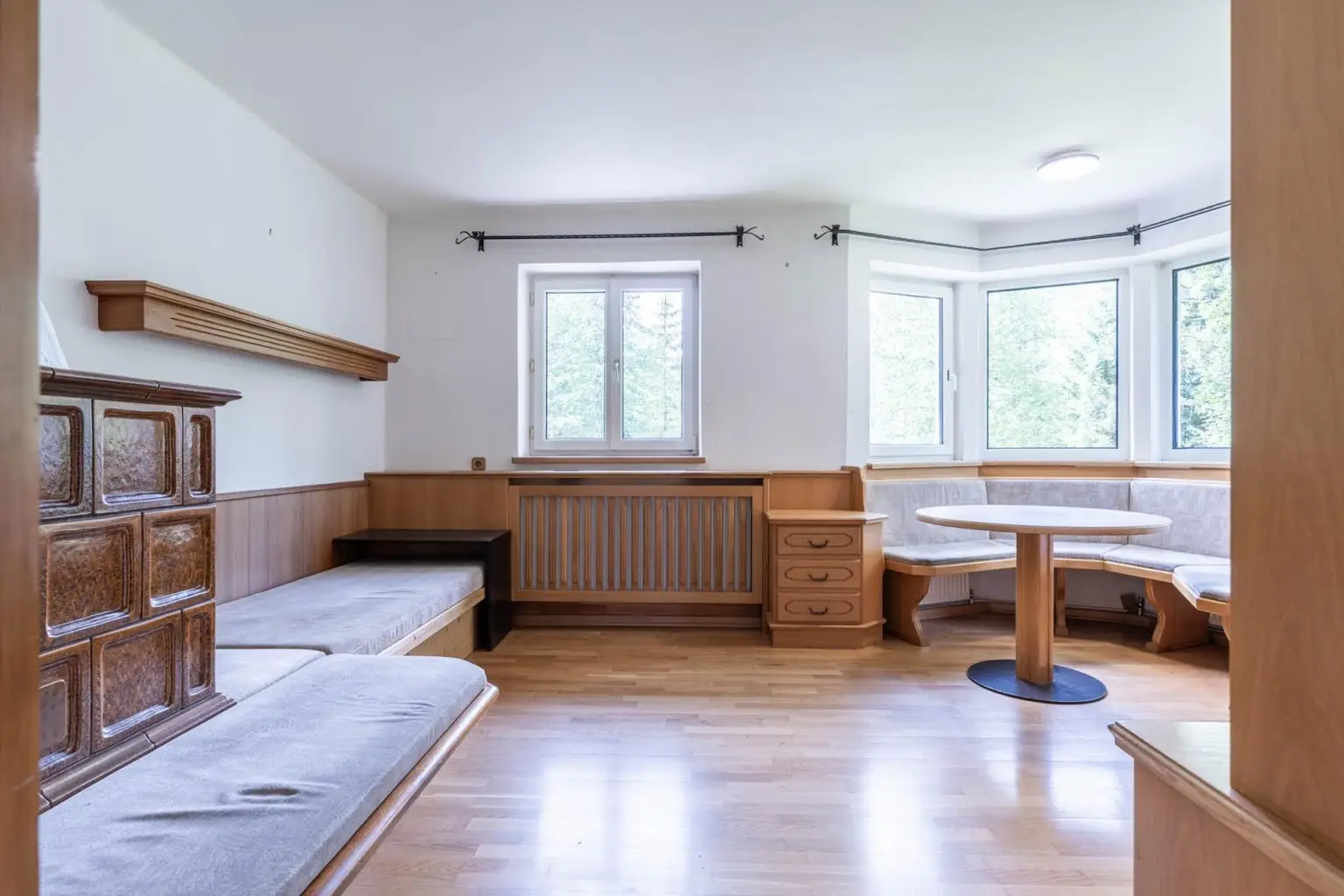 Wohnzimmer mit Kachelofen