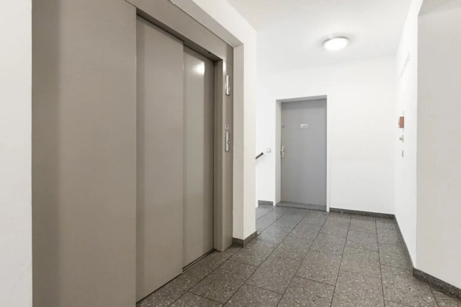 TOP ANGEBOT! Helle 4-Zi.-DG-Wohnung im 16. Bezirk! inkl. 2 Stellplätzen!