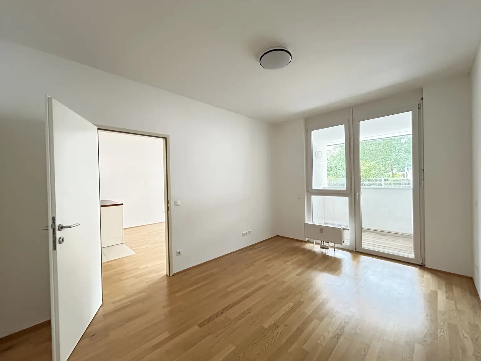 Schlafzimmer mit Ausgang auf Loggia