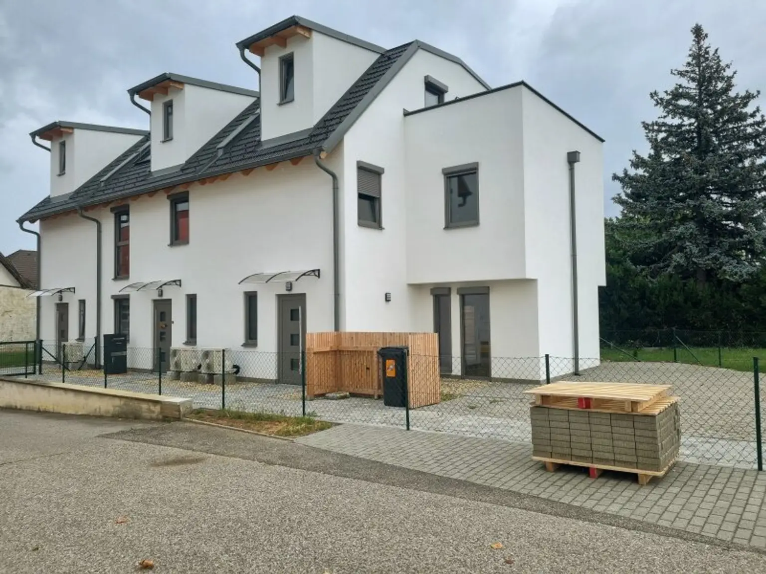 Modernes Eckreihenhaus in TOP-LAGE nahe U6: Erstbezug  mit Garten, Dachterrasse, 5 Zimmern, 2 Bädern – inkl. Küche & Stellplatz