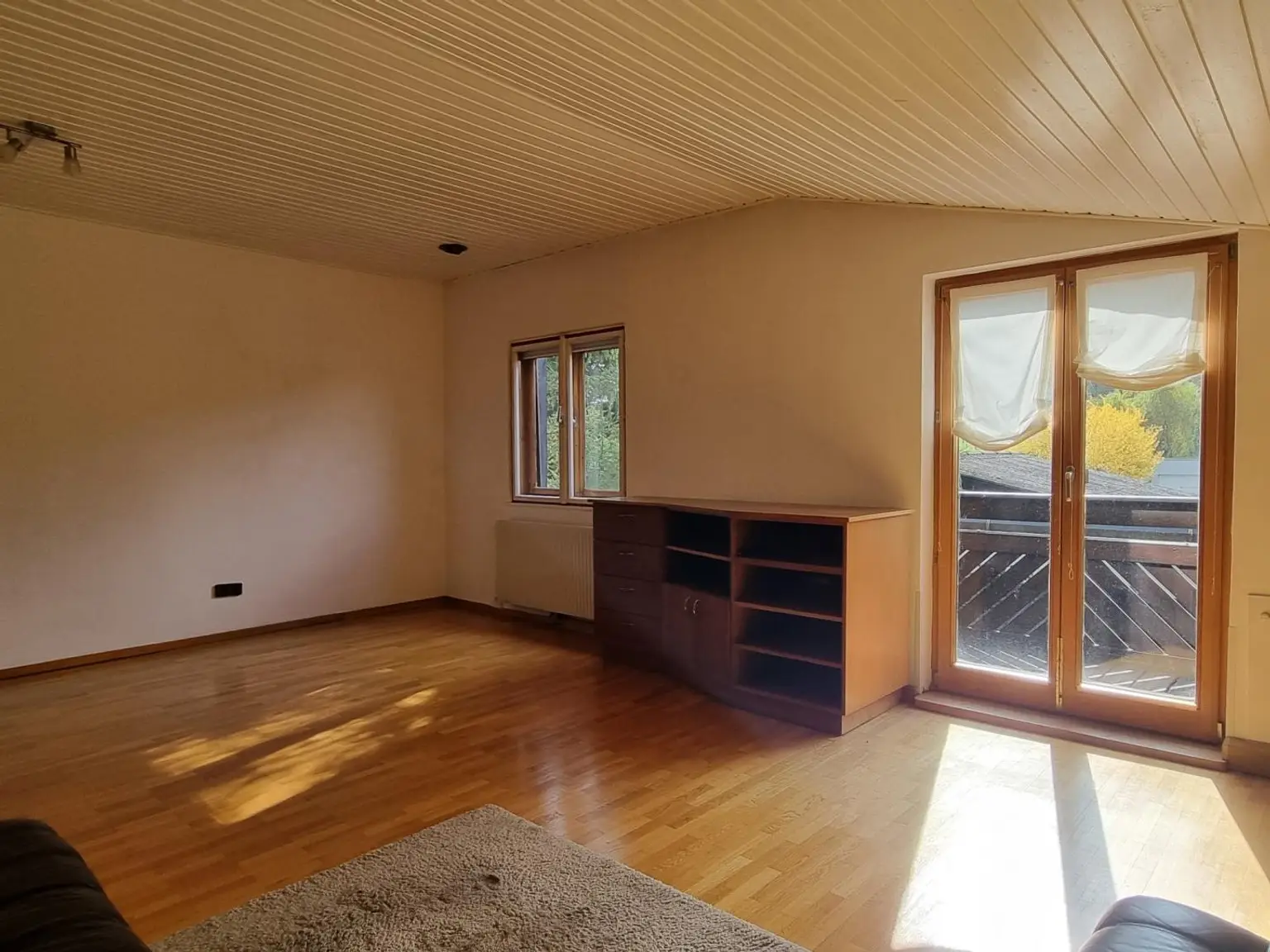 GERÄUMIGES EIN / ZWEIFAMILIENHAUS IN SONNIGER LAGE