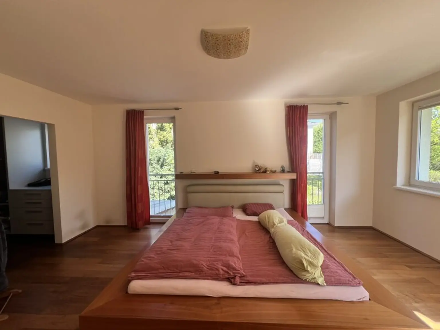 Moderne, zentrumsnahe Familienvilla mit großem Garten in gefragter Grünruhelage (!)