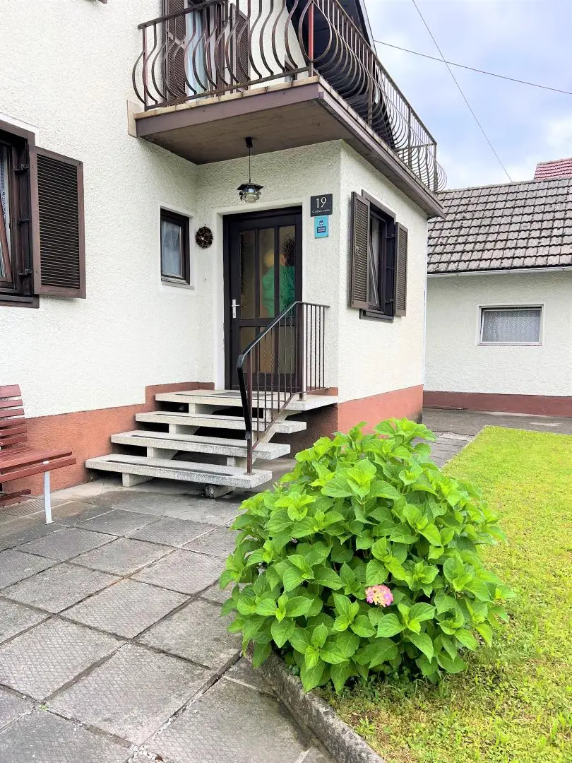 HÜBSCHES WOHNHAUS MIT NEBENGEBÄUDEN