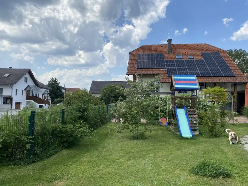 2 Häuser mit Nebengebäuden und Garten