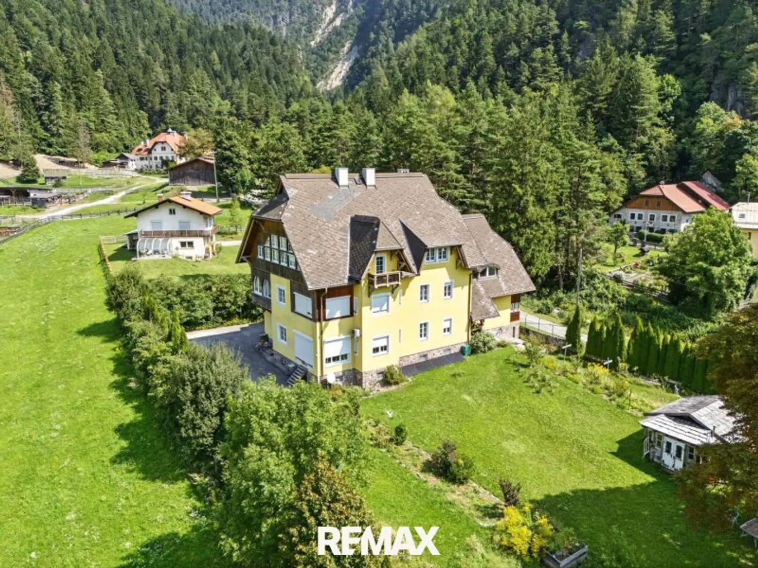 Südwestansicht der Villa mit dem schönen Garten