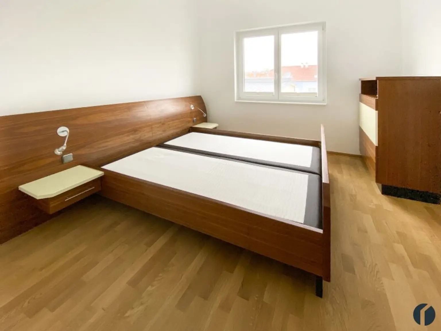 Hochwertig eingerichtetes Schlafzimmer