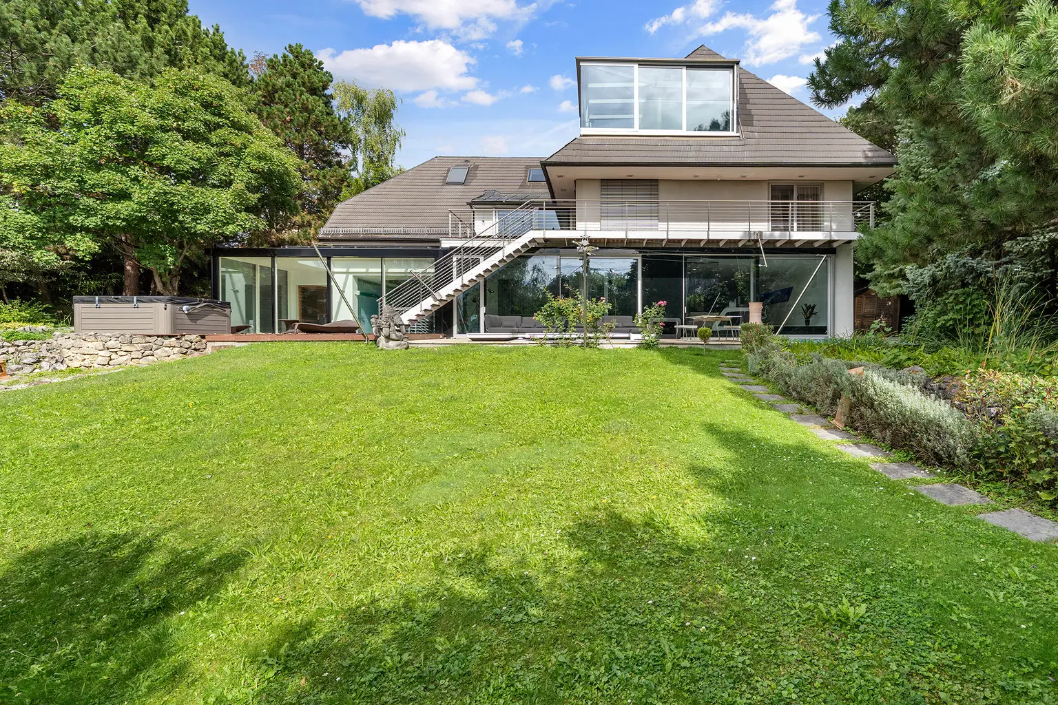 Außergewöhnlich futuristische Architektur mit "WOW"-Effekt und Indoor Pool in Liesing – The White Pearl