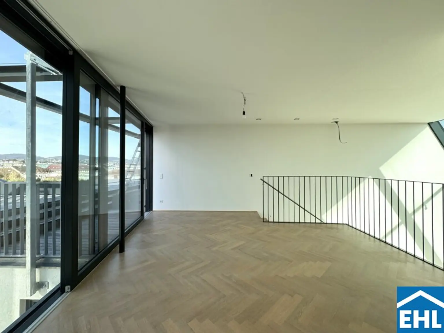 Spektakuläre Dachgeschoßmaisonette mit Terrassentraum und Blick auf die Canisiuskirche