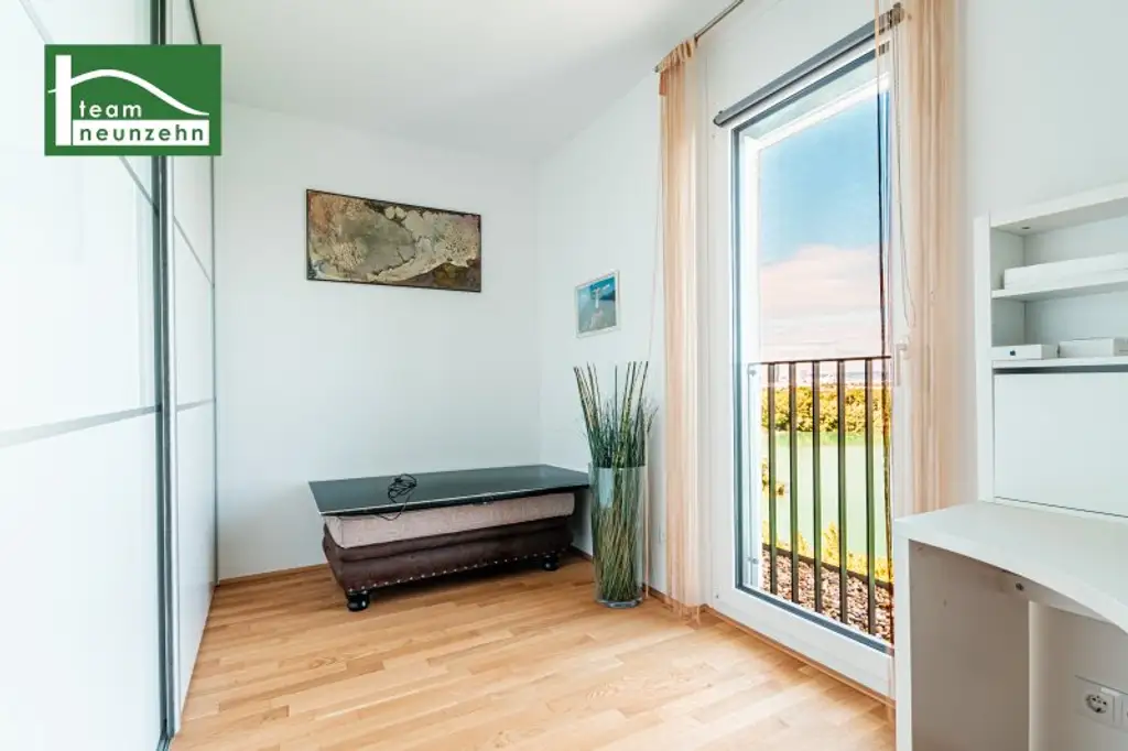Bestlage am Wasser - direkt beim Hirschstettner Badeteich mit vermutlich der besten Aussicht Wiens! Ein Balkon zum Verlieben!