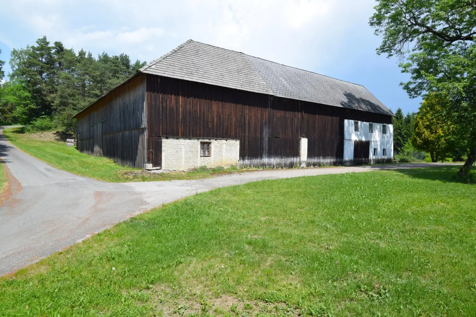 links Güterweg, rechts Hofzufahrt - Kopie