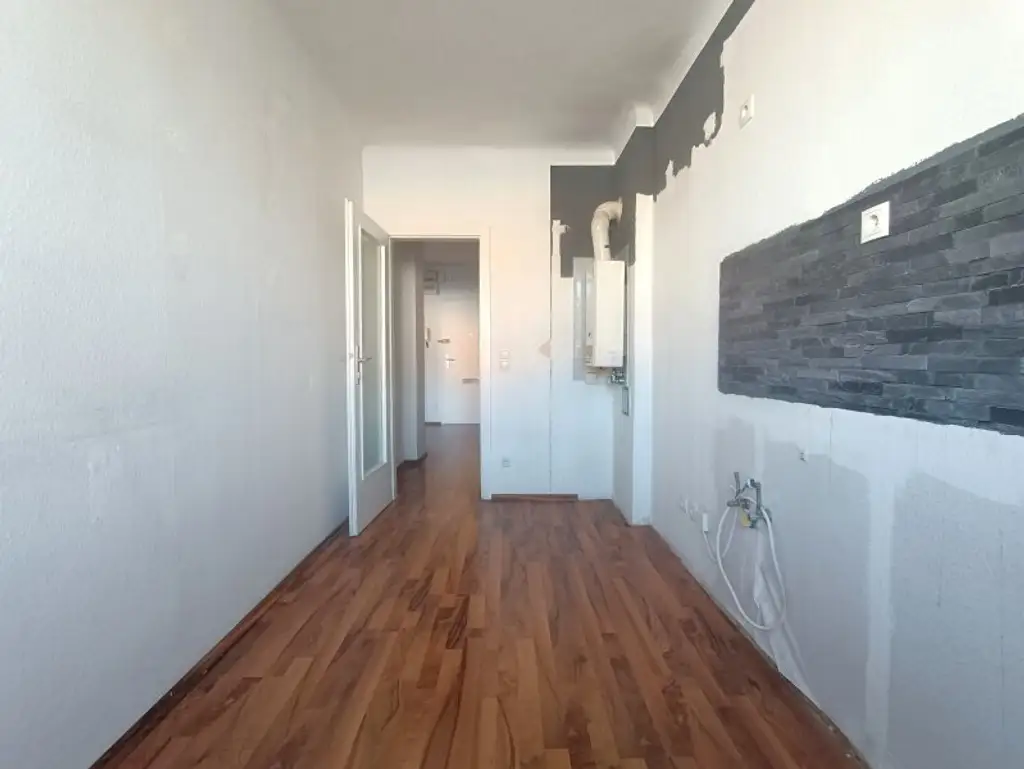 Sanierungsbedürftige 2-Zimmer Wohnung mit Loggia und idealer Verkehrsanbindung - Nähe U6 Dresdner Straße!