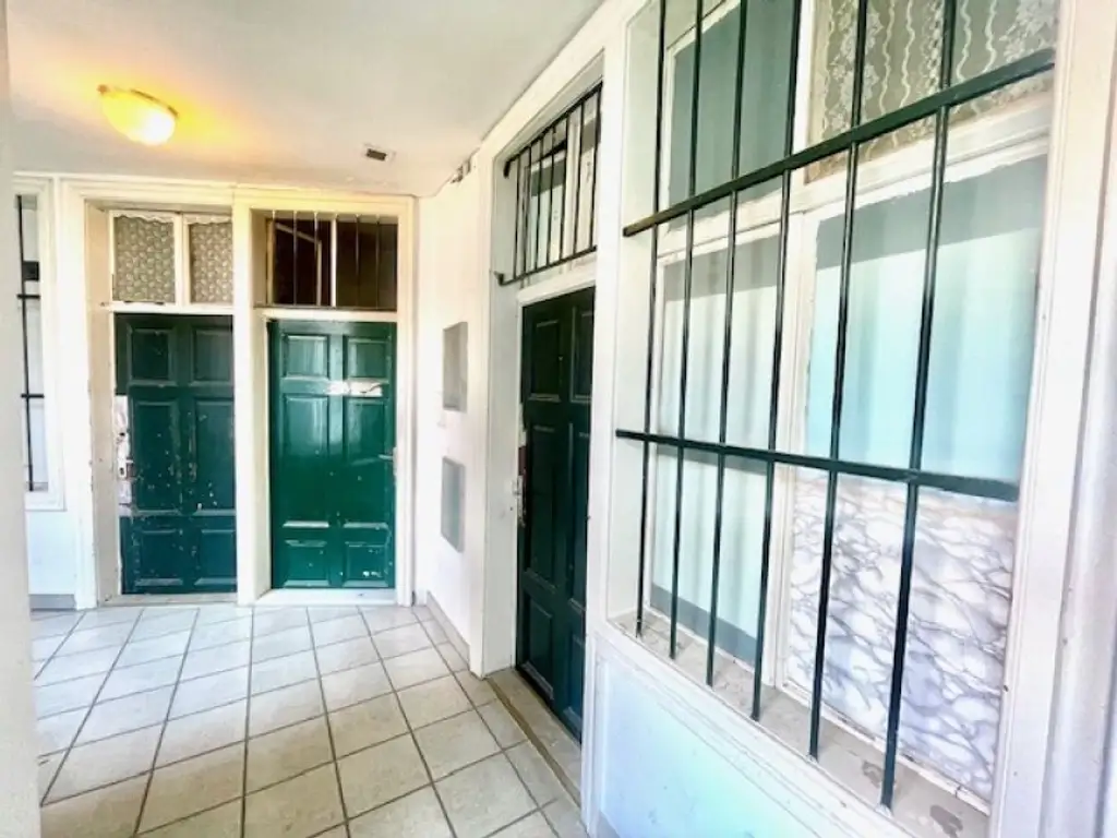 INNENSTÄDTISCHE - 3-Zimmer WOHNUNG -RENOVIERUNGSBEDÜRFTIG- mit sehr viel Potenzial - in Top Lage Wiens beim NASCHMARKT - Nähe KARLSPLATZ!
