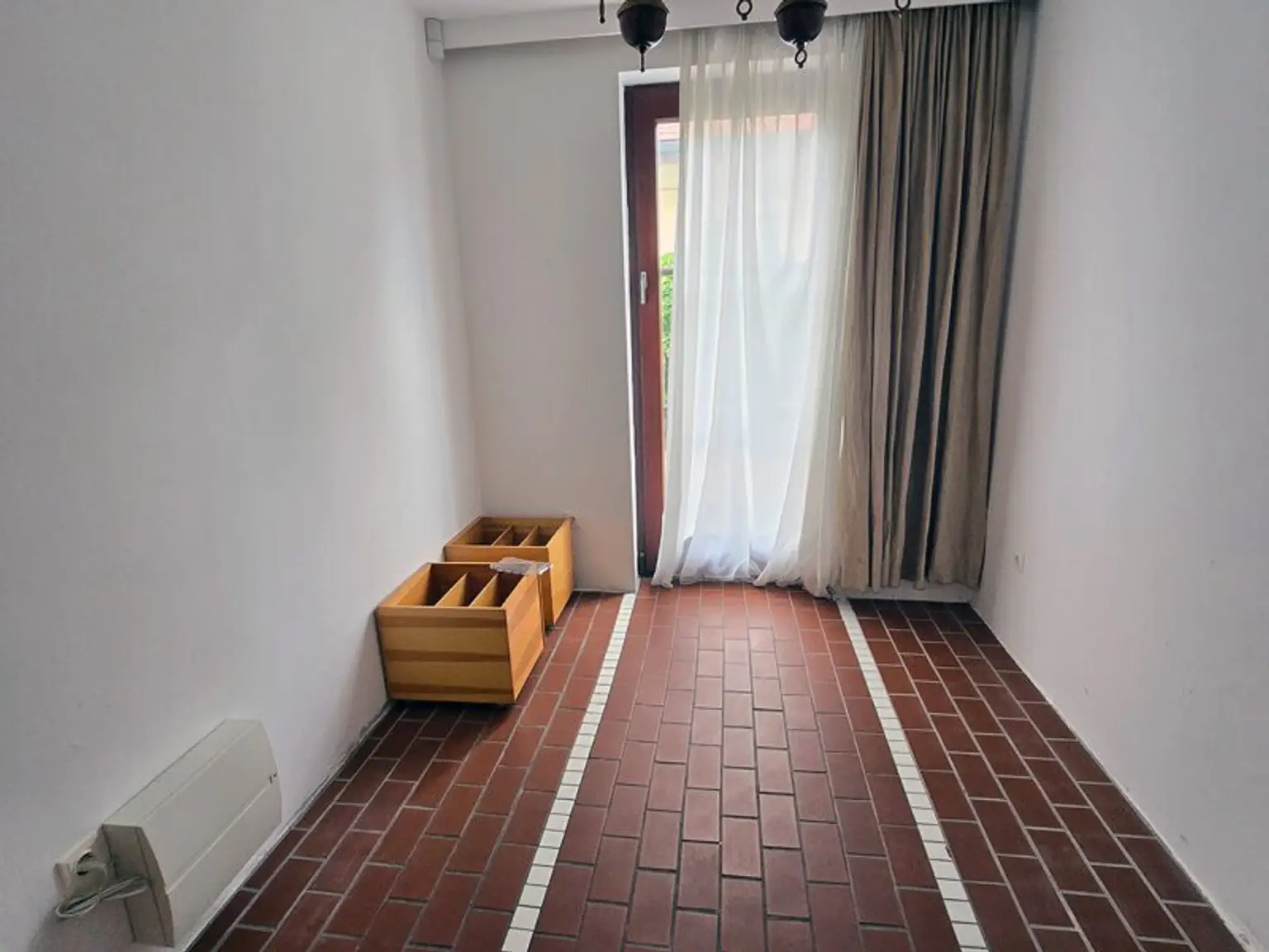 *** SEHR VIEL PLATZ *** PRIVAT + BERUFLICH *** RUHELAGE ***