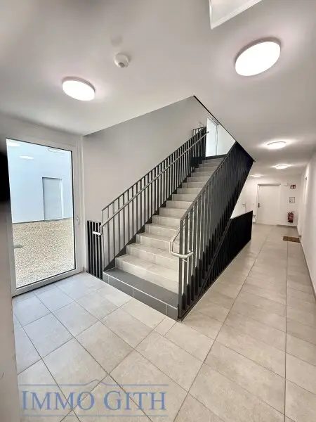 STAMMERSDORFER RUHELAGE: MODERNE 2-ZIMMER-WOHNUNG MIT NEUER KÜCHE, LOGGIA & TERRASSE ZU MIETEN!