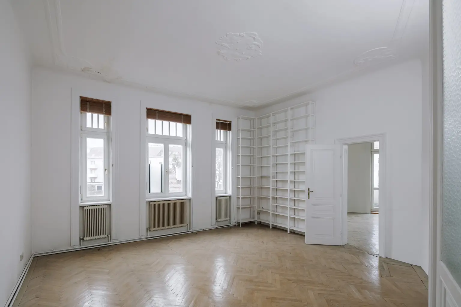 Sanierungsbedürftiges 4 Zimmer Altbau-Juwel mit Balkon in sehr guter zenraler Lage von Döbling!