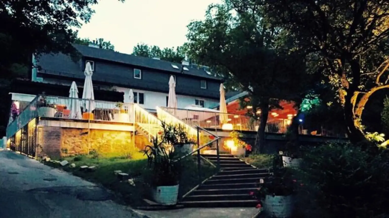 ABLÖSEFREI-TRAUMLOKAL BLICK ÜBER WIEN-GROSSE TERRASSE-TOP HOCHZEITSLOCATION-GASTROTEL IMMOBILIEN