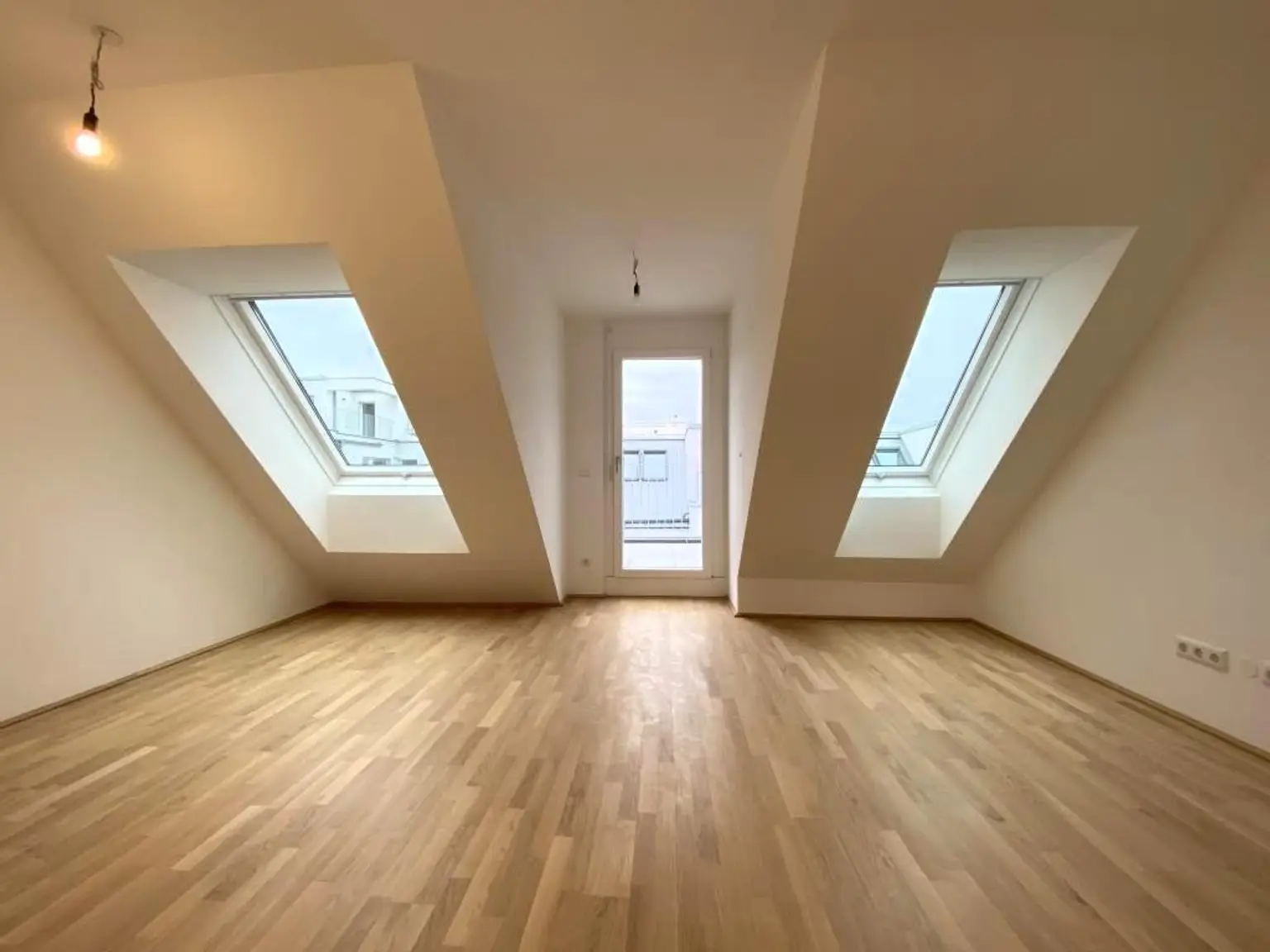 Oberstes Stockwerk! Klimatisierte DG-Wohnung mit 10m² Terrassenfläche!!!