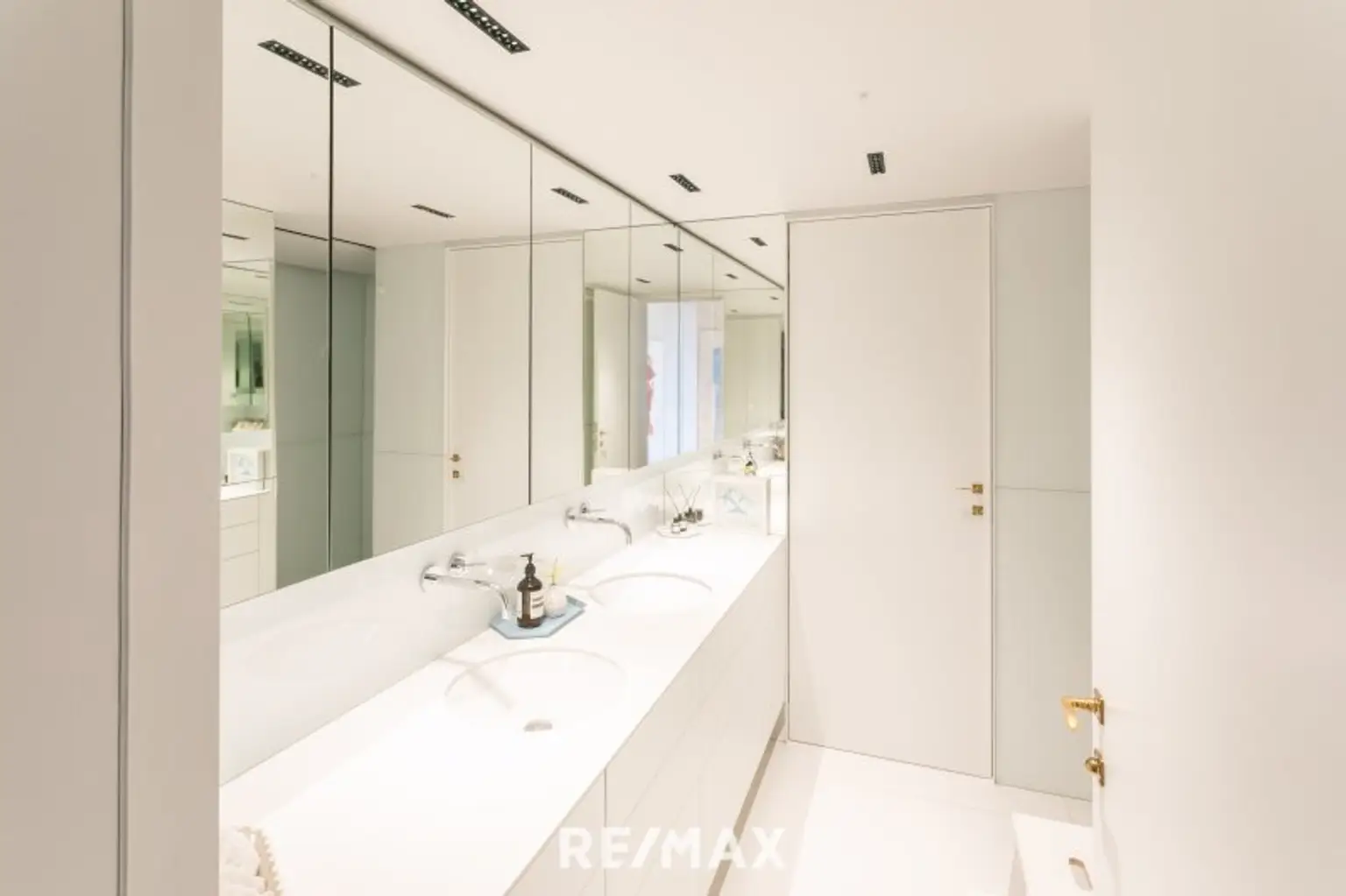 Alt-Hietzing - Luxuriöses Dachgeschoss mit Terrasse auf Wohnebene !