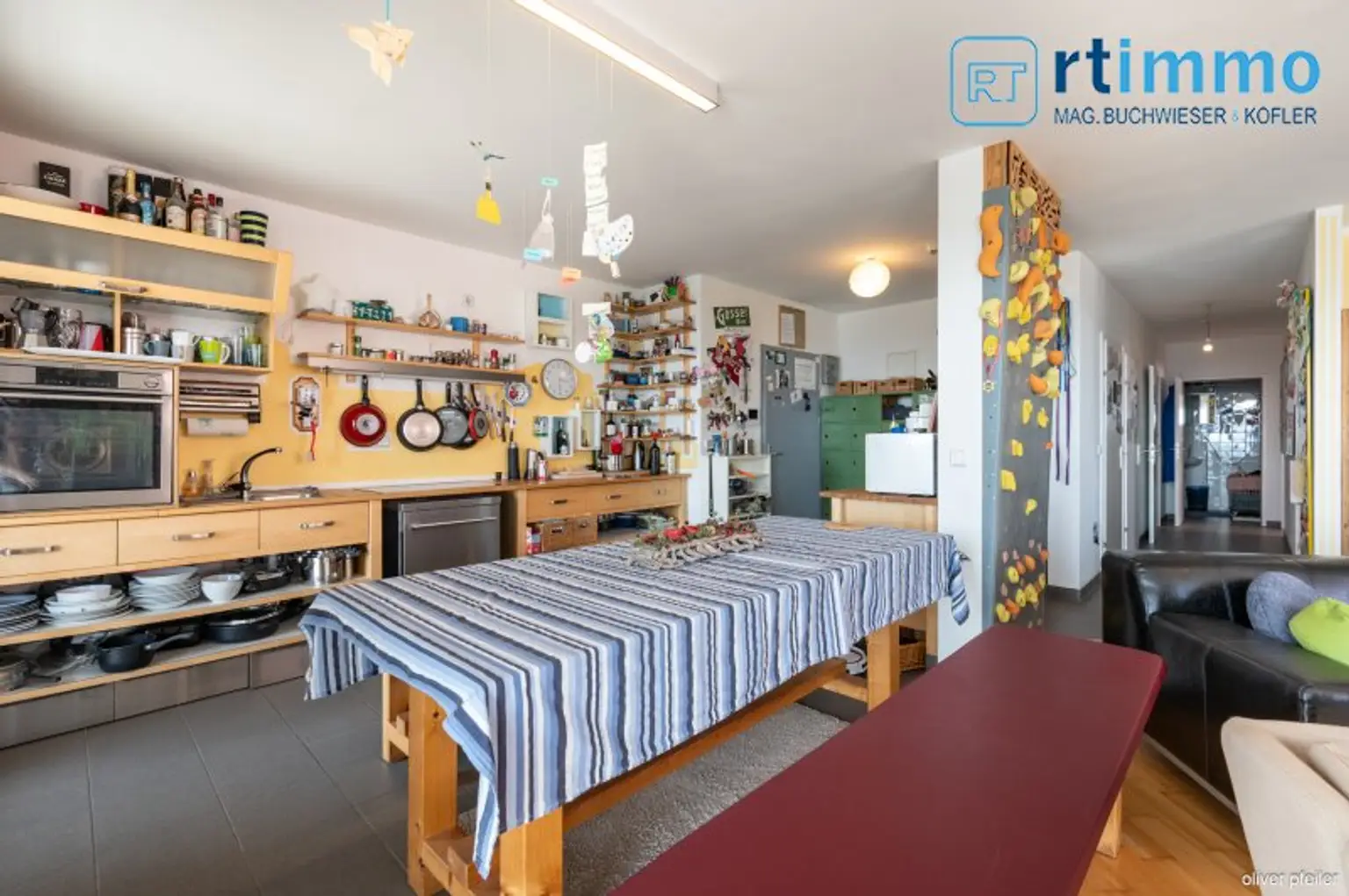 Himmelblau überall, 104m² mit über 23m² Freifläche auf 3,5 Zimmern. Atemberaubender Ausblick soweit das Auge reicht!