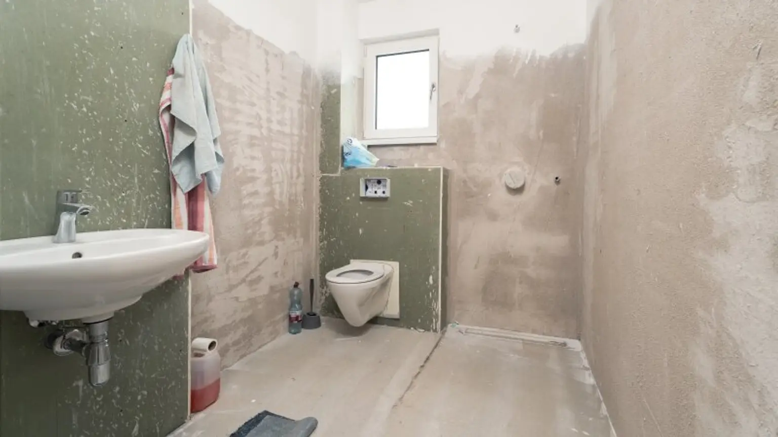 WC mit Dusche und Handwaschbecken