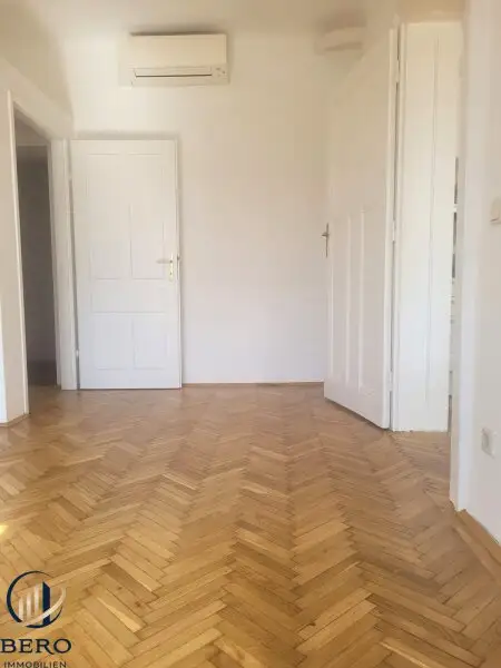 "Diese 5 Zimmer-Altbauwohnung mit sonniger Terrasse wartet genau auf SIE"
