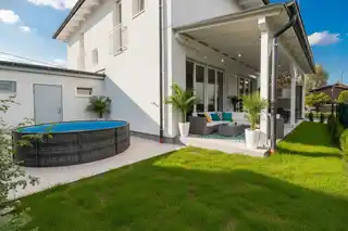 Blick vom Garten zum Haus: KI generiert