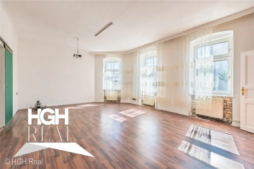 2325 Himberg Großes Grundstück mit heller beheizter HALLE, Außenfläche und bestandsfreiem Mehrparteienhaus mitten in Himberg