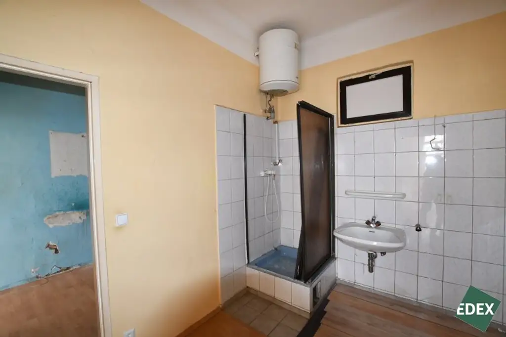 Sanierungsbedürftige 2-Zimmer-Altbauwohnung mit Entwicklungspotenzial – ca. 46 m² in zentraler Lage