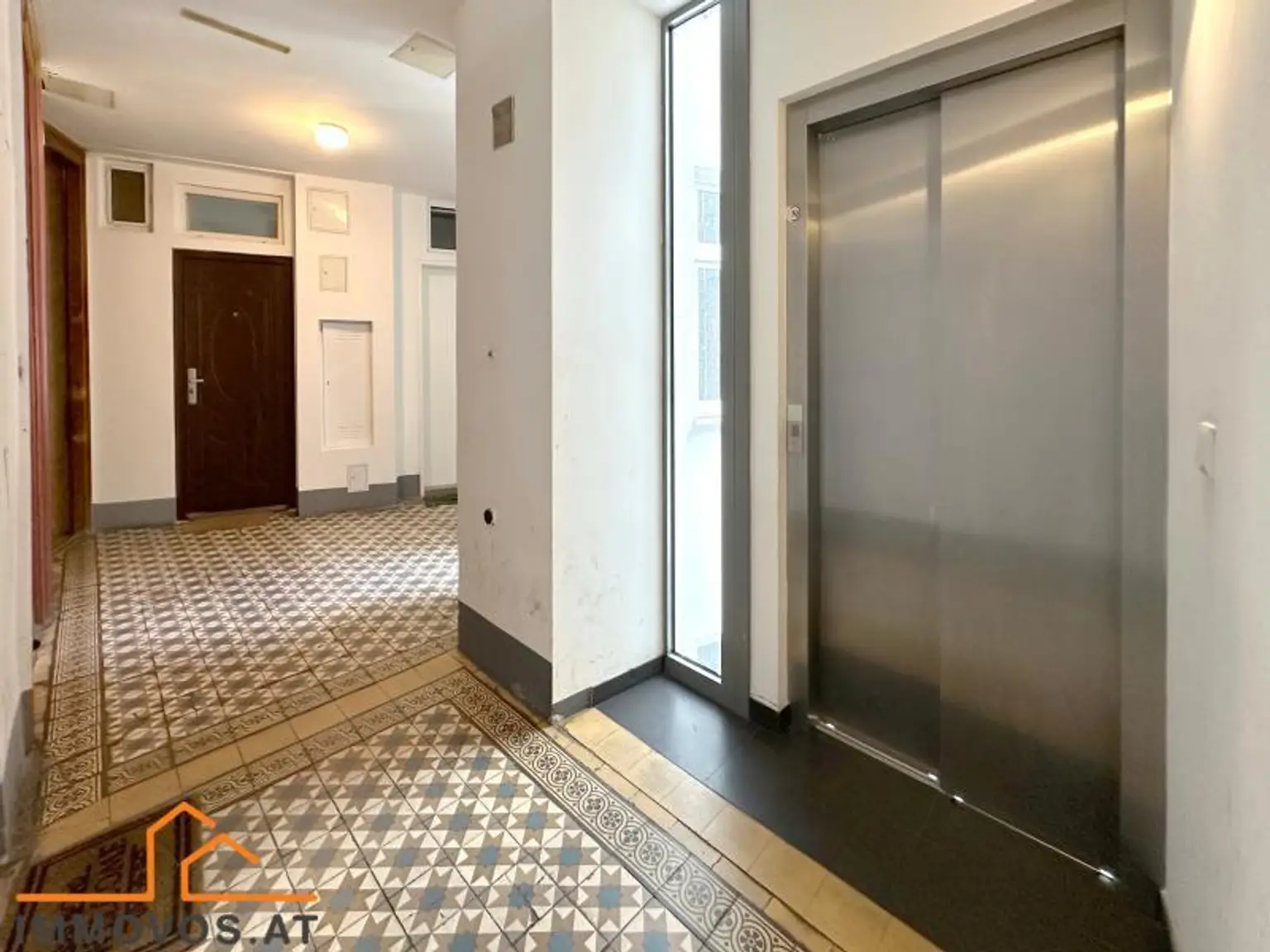 sanierungsbedürftige WOHNUNG - ALTBAU - schönes HAUS