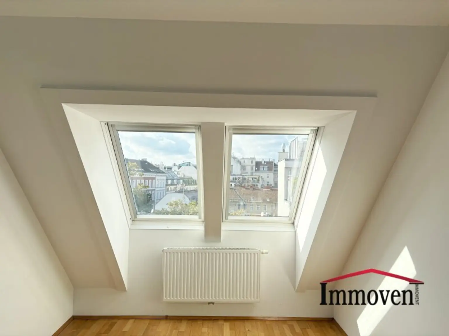 HOFSEITIG - Schöne 4-Zimmerdachgeschosswohnung mit Terrasse und Klimaanlage!