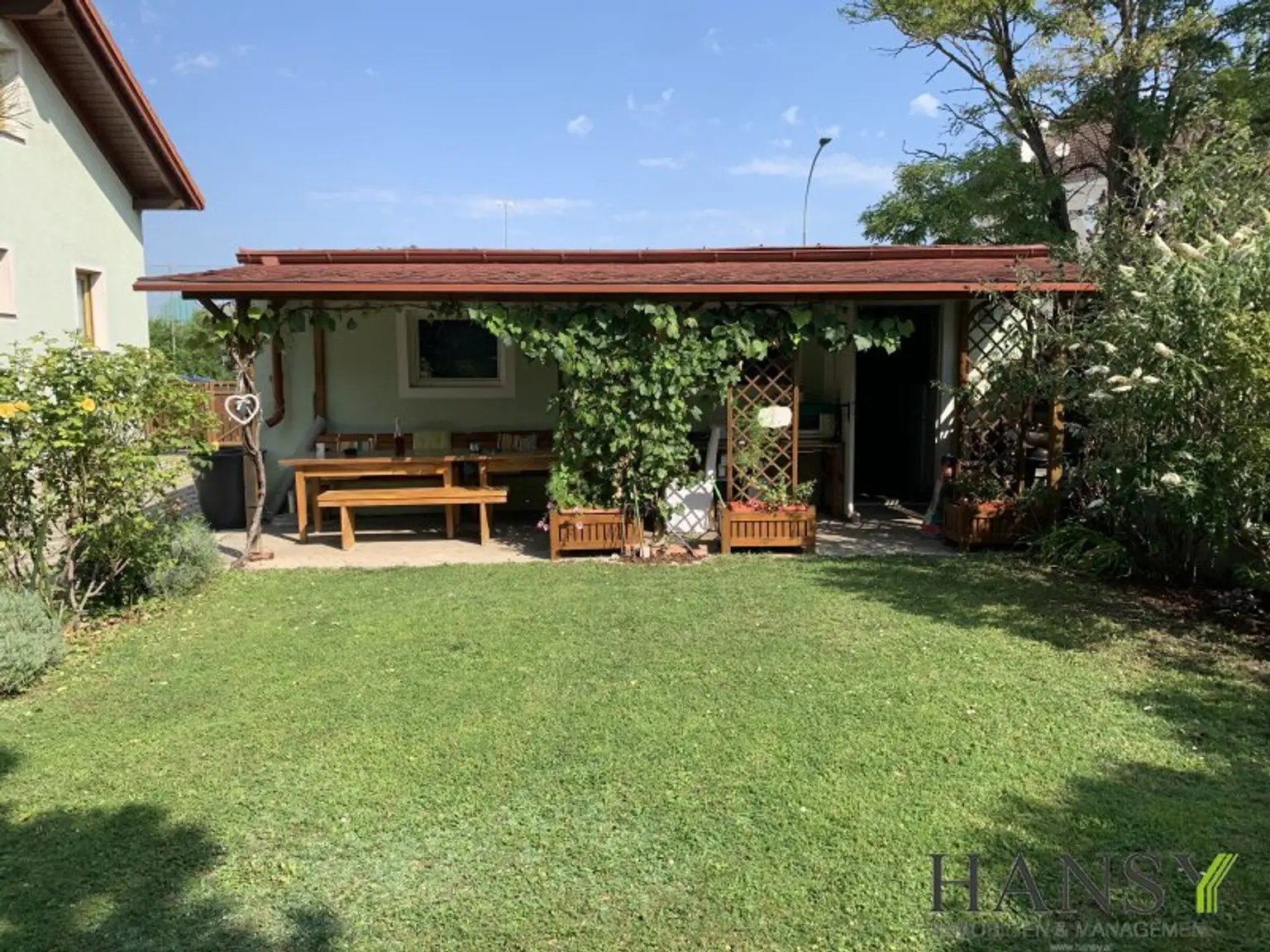 Großzügiges, bezugsfertiges Traumhaus mit Baugrund, Doppelgarage und Gartenidylle