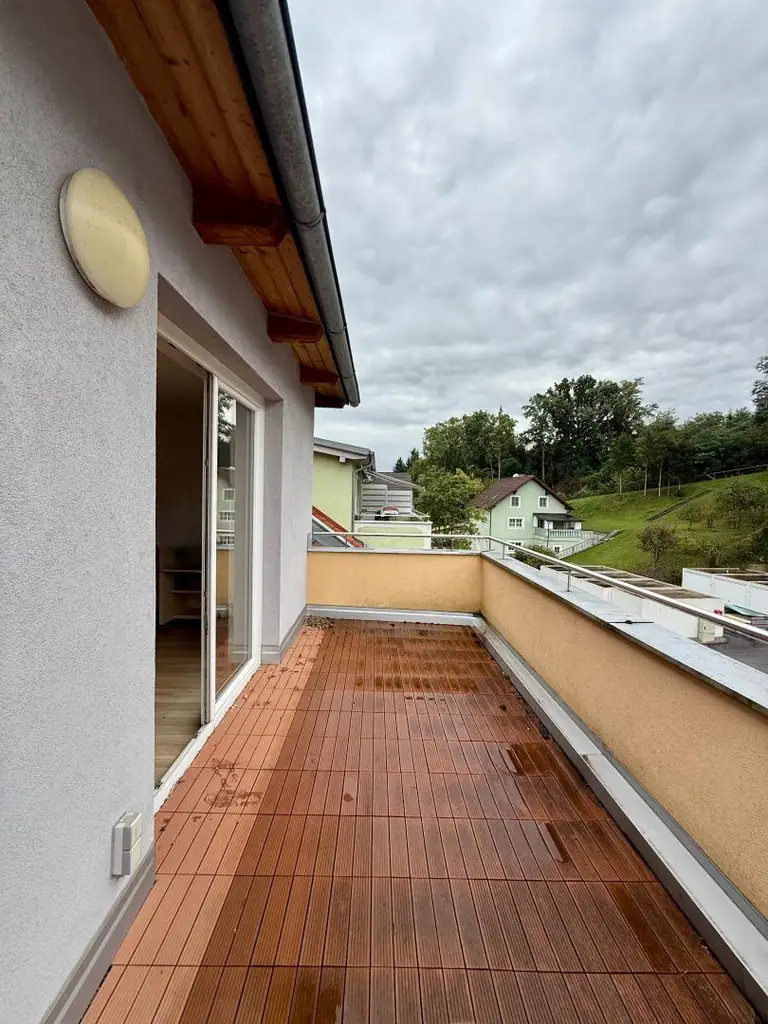 Großzügige 3-Zimmer-Wohnung mit Terrasse und Parkplatz