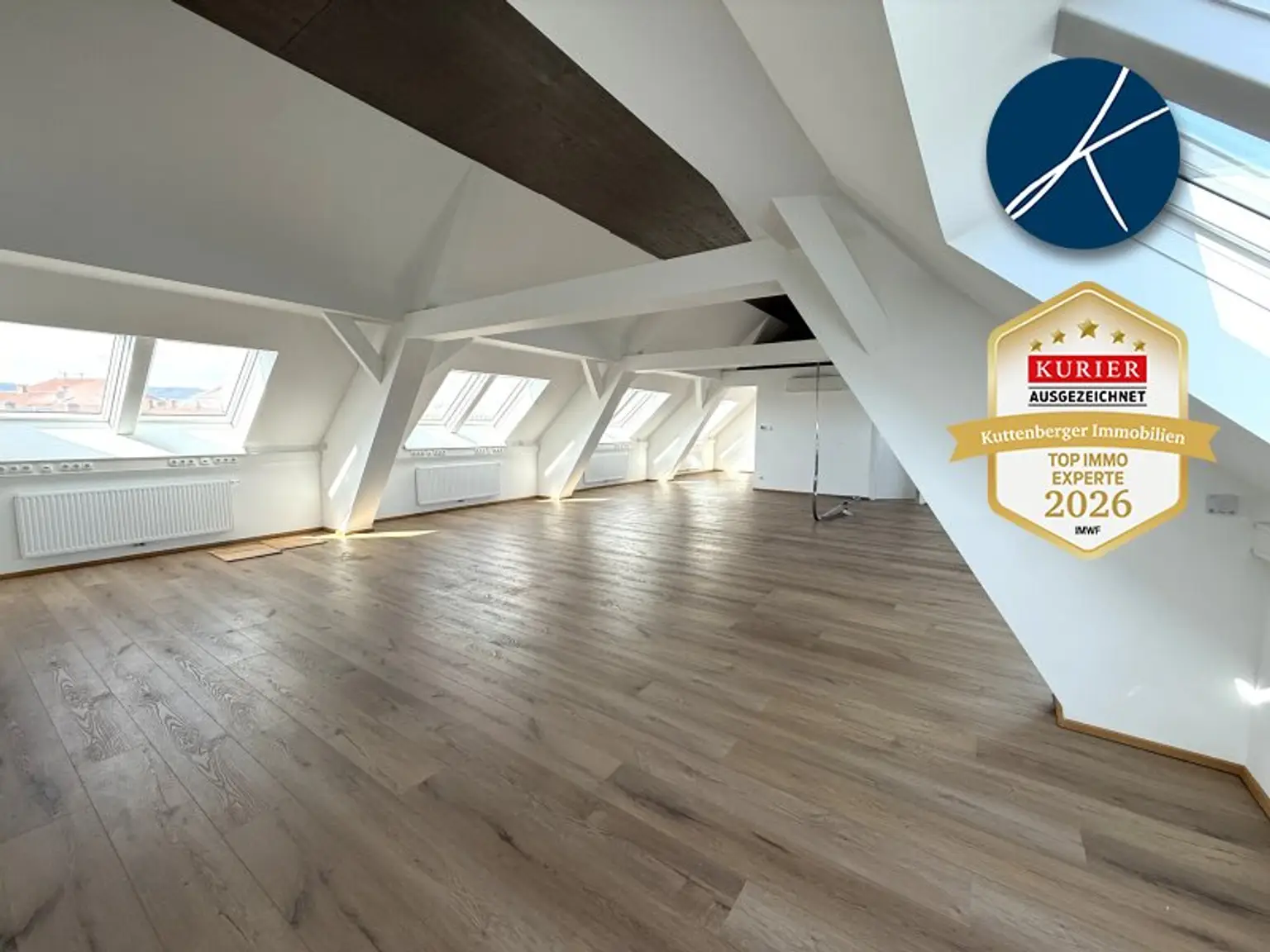 Fenster mit Rollos zum abdunkeln