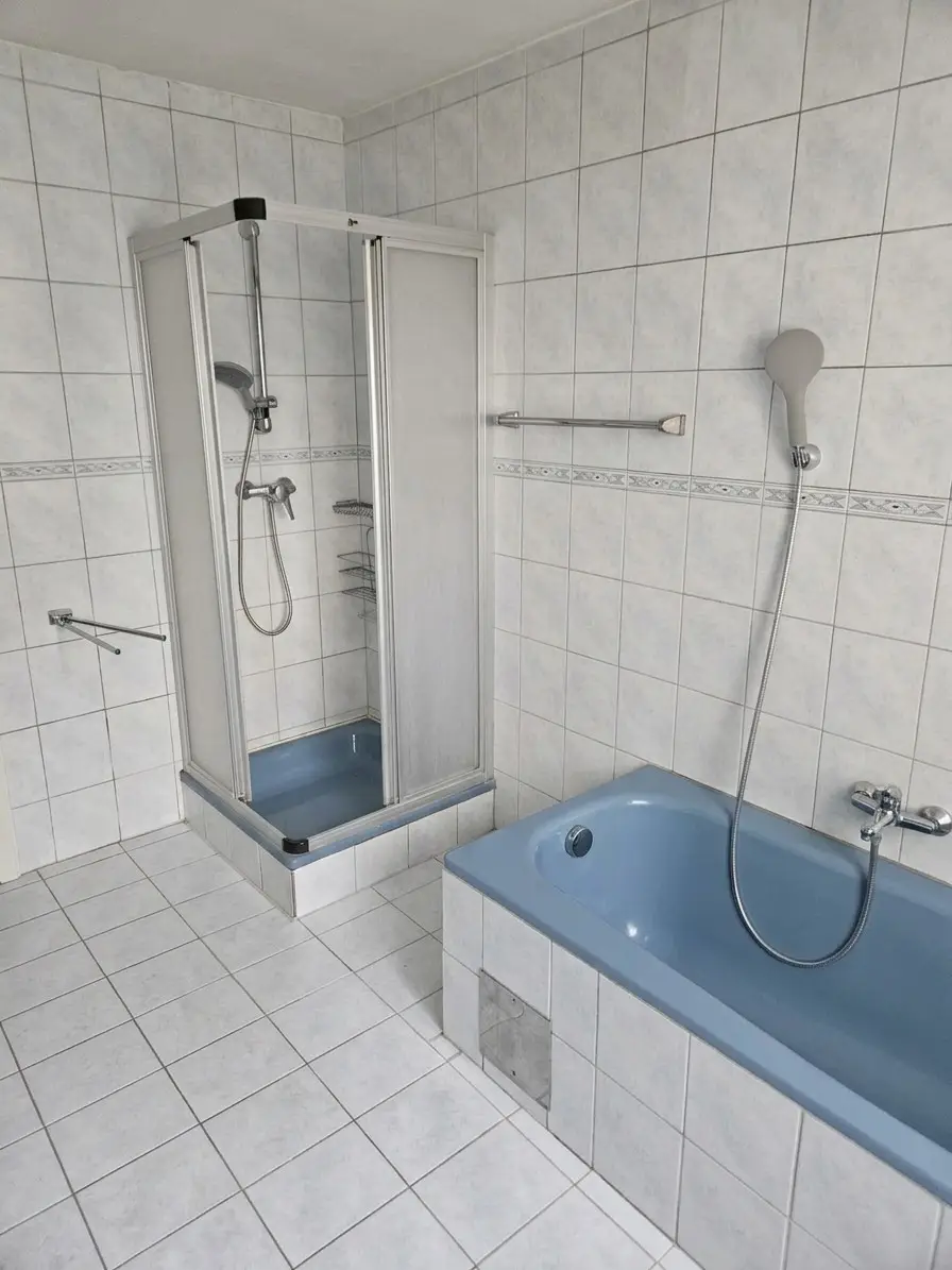 Badezimmer ( aufgeräumt mit KI Unterstützung)