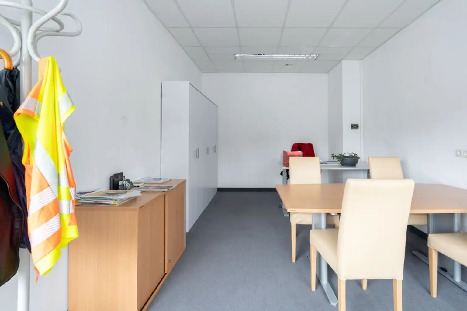 Komfortables Obergeschoss-Büro mit Küche und guter Anbindung in Pinsdorf zu mieten!