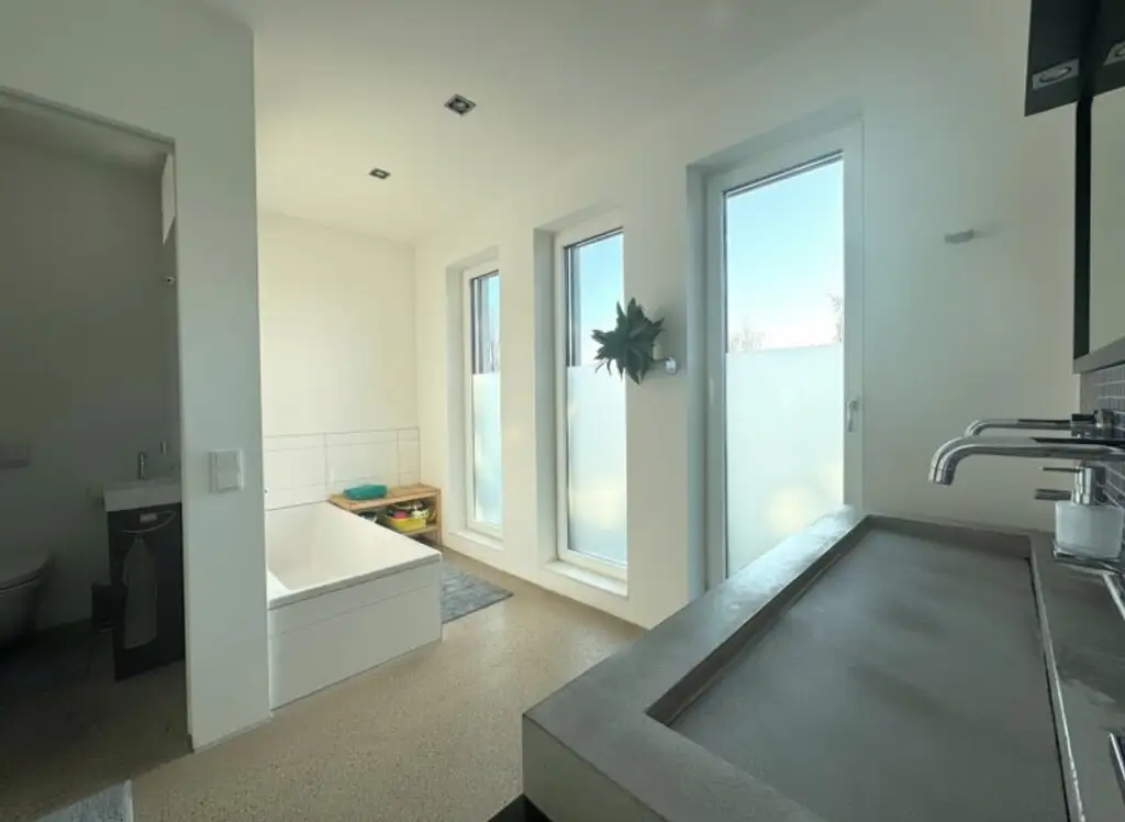 Modernes Einfamilienhaus mit exklusivem Schwimmteich/Naturpool