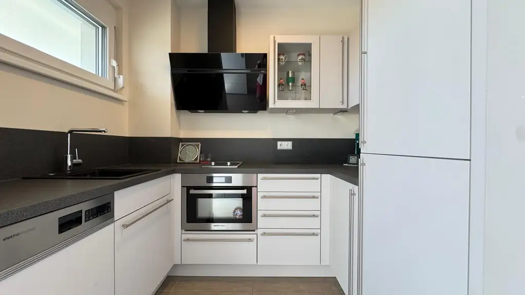 Neuwertige 2-Zimmer-Wohnung mit Balkon, Lift und Tiefgaragenplatz in Weiz!