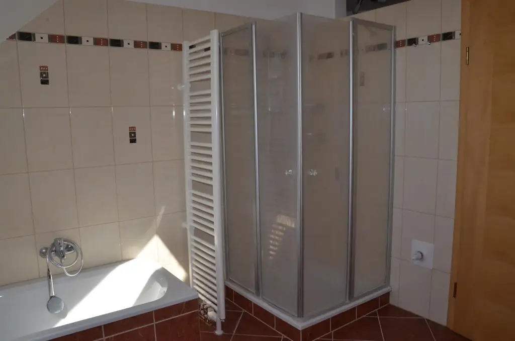 Großzügige Dachgeschosswohnung und Gartenmitbenutzung