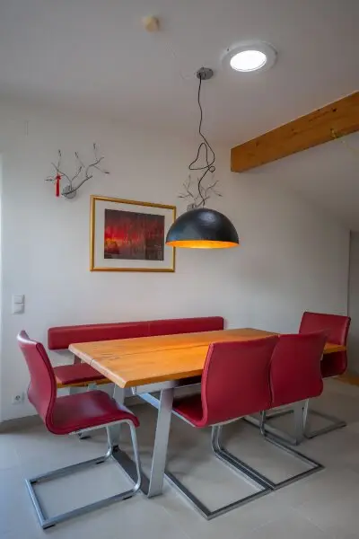 Dachgeschosswohnung in Ruhelage mit traumhaftem Grünblick, eigenem Garten und Garage