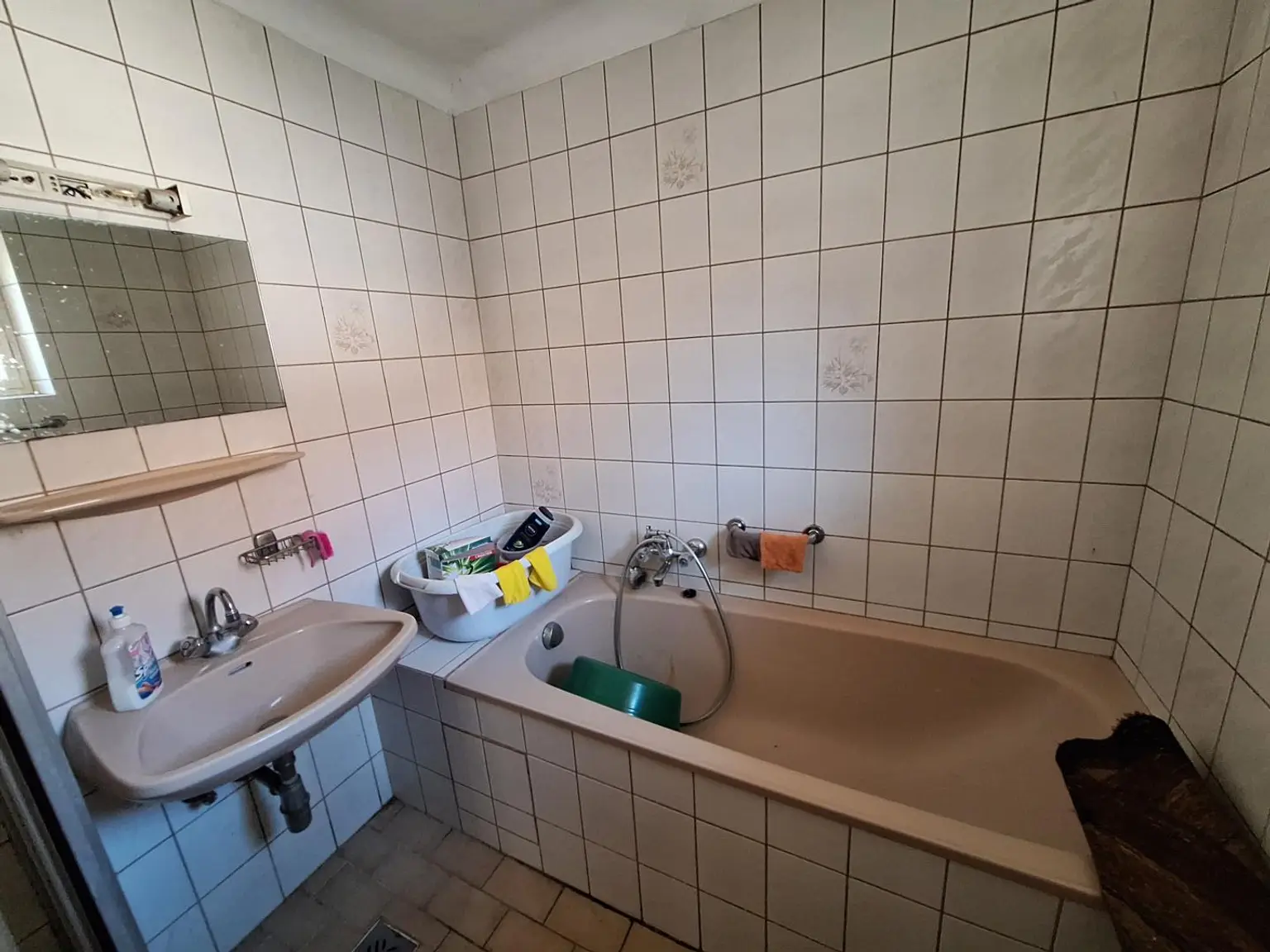 Bad mit Dusche und Wanne