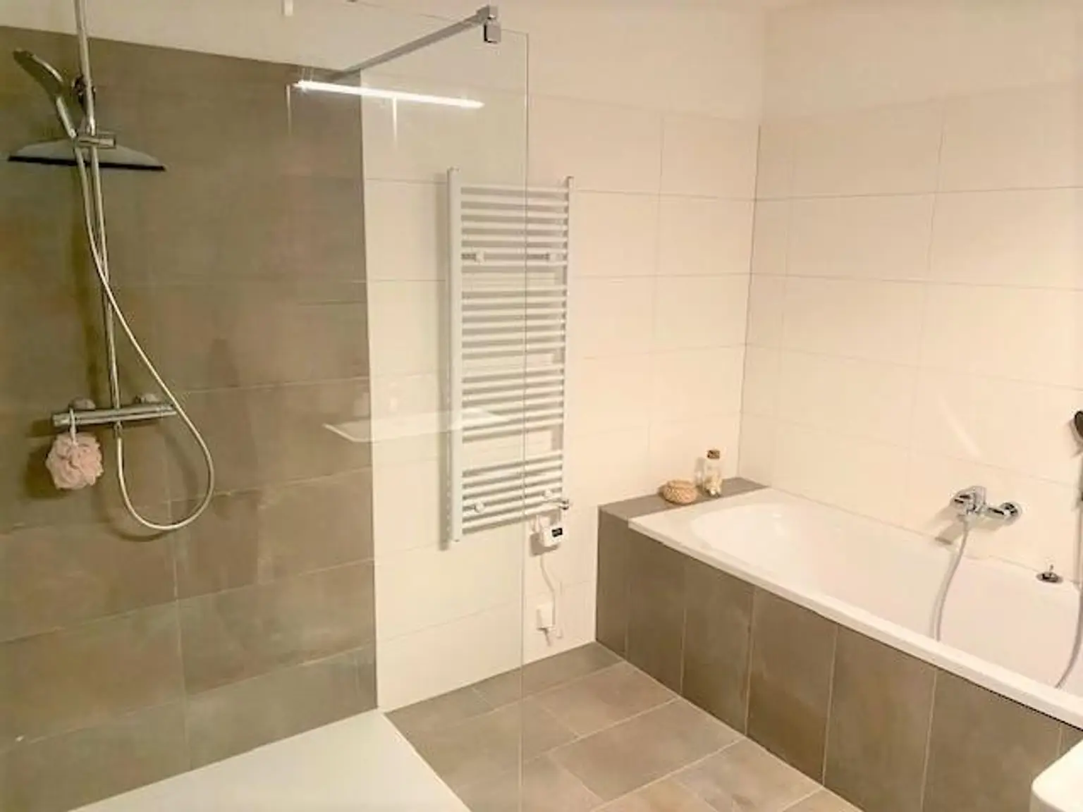 TRAUMHAFT WOHNEN AM SEE - TOP AUSGESTATTET - MODERN - ZWEI TIEFGARAGENPLÄTZE INKLUSIVE