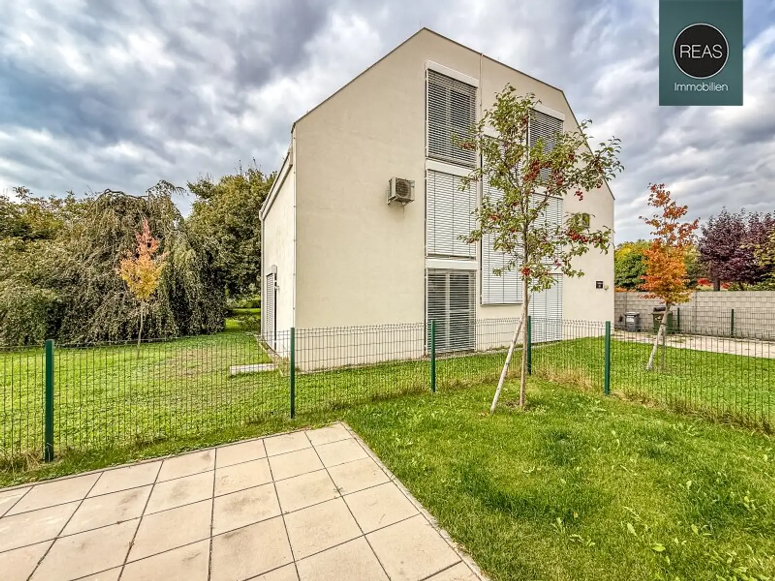 Provisionsfrei: Sehr gut ausgestattete Doppelhaushälfte mit Garten beim Theresa-Tauscher-Park! 5 Min. zum Donau Zentrum. 10 Min. zur UNO City. Parkplatz verfügbar!