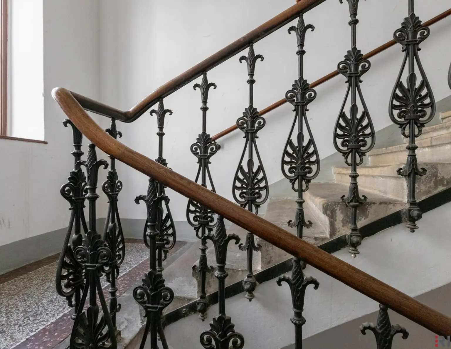 INVESTMENT IN BESTLAGE NÄHE 1. BEZIRK | Unbefristet vermietete Altbauwohnung mit baubewilligter Loggia | Repräsentatives Jahrhundertwendehaus | 3.OG