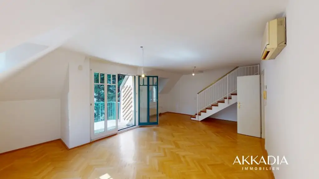 Elegante Dachgeschosswohnung mit Gartenblick, Terrassen und Garage