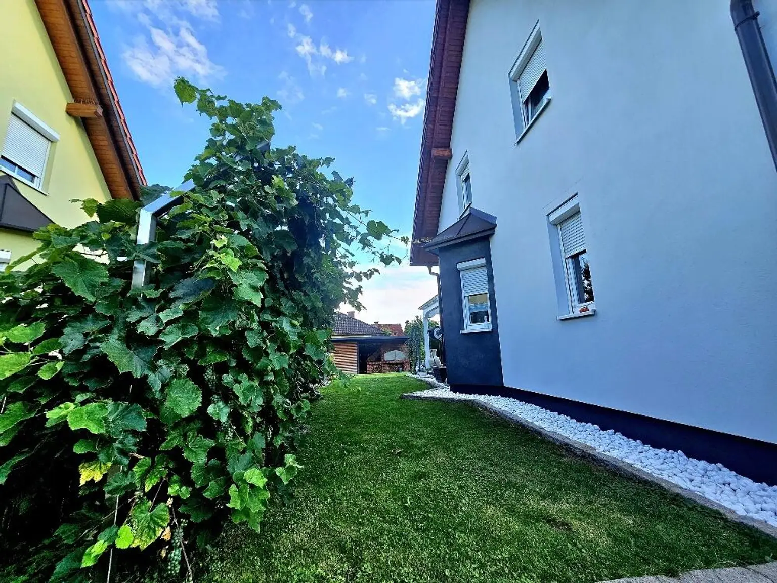 Traumhafte Doppelhaushälfte für junge Familien – modern, hell & mit viel Platz!