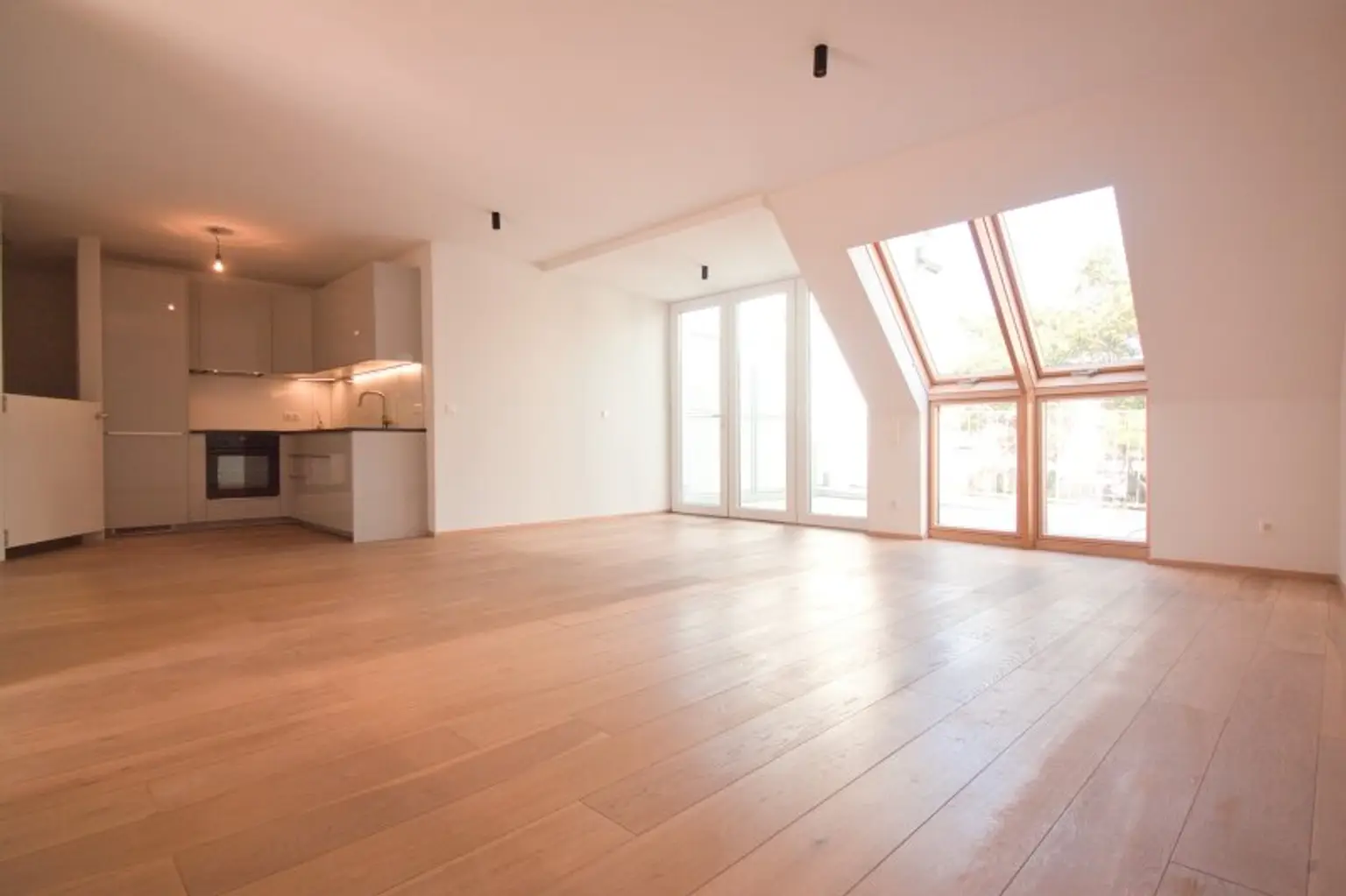 Helle, großzügige Maisonette-Wohnung mit 2 Bädern | ~ 20 m² große, private Terrasse direkt auf Wohnebene | Nahe Elterleinplatz