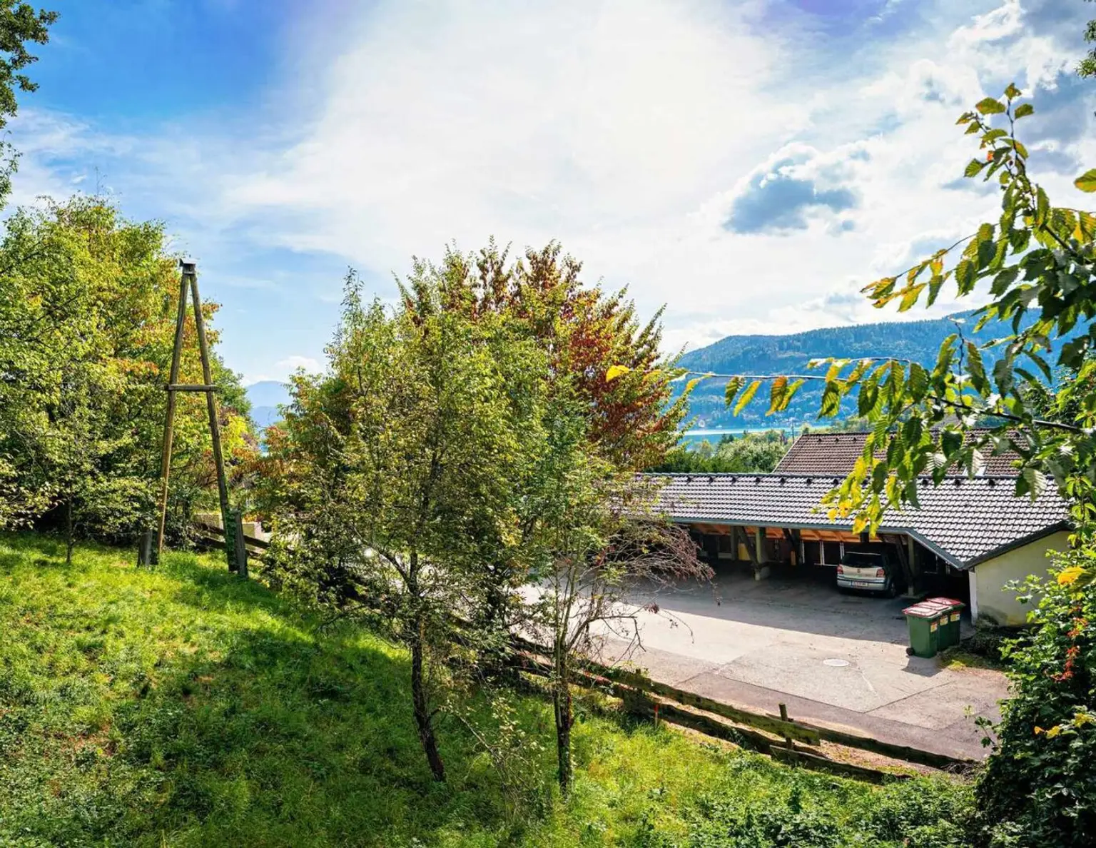 Sonniges Hanggrundstück mit Südausrichtung und Ausblick auf Berge und See