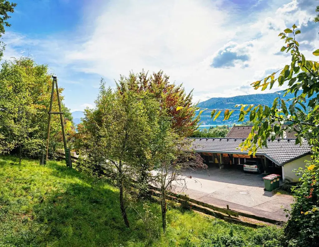 Sonniges Hanggrundstück mit Südausrichtung und Ausblick auf Berge und See
