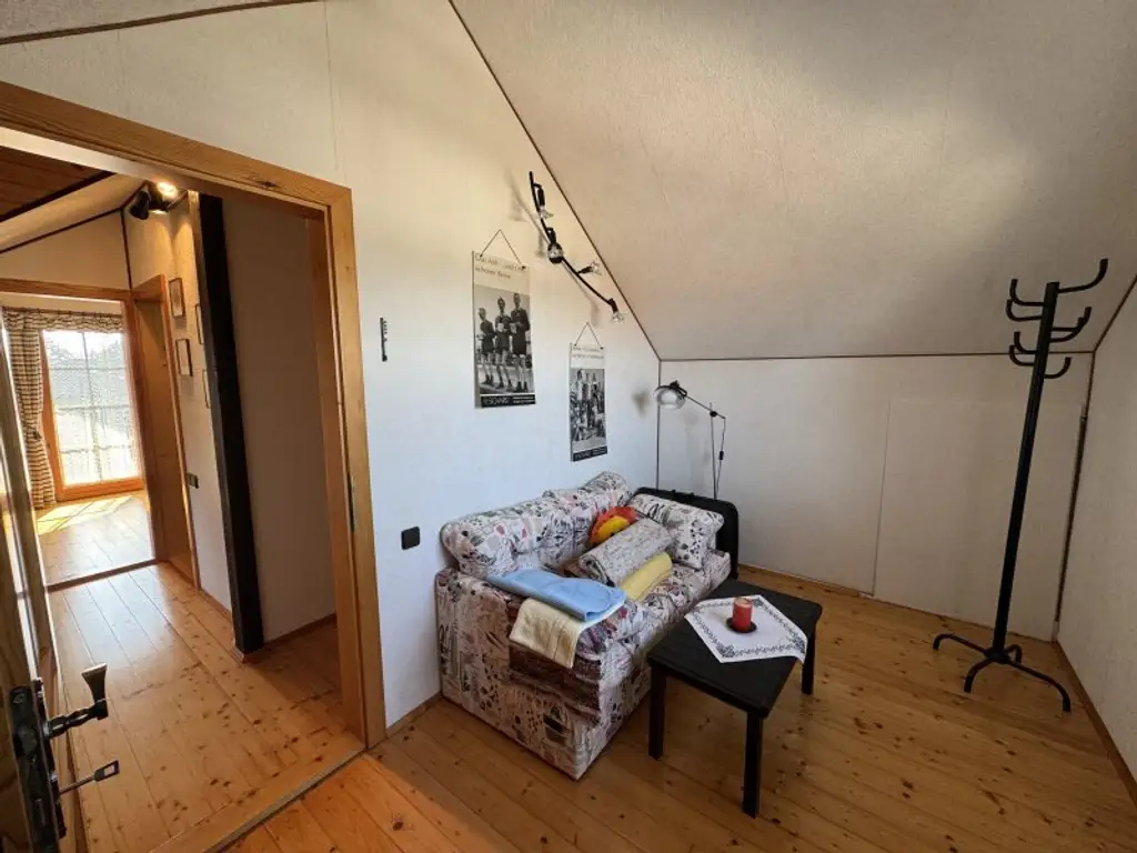 Sonniges Blockhaus mit Pool, Balkon & Gartenidylle in Sollenau