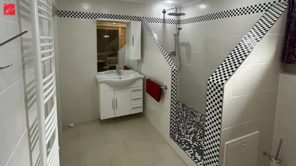 Großes, topausgestattetes Haus mit 8 Zimmer, 2 Terrassen, Garten, Pool- und Wellnessbereich